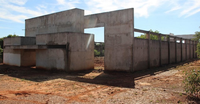 Foto comprova o estado de abandono das obras do ginásio de esportes do Distrito de São Clemente, em Santa Helena. Foto: Divulgação TCE-PR