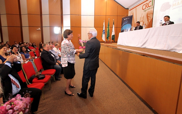 No Dia Internacional da Mulher, Durval entrega flores à prefeita de Colombo, Izabete Pavin. Foto: Wagner Araújo/Divulgação TCE-PR