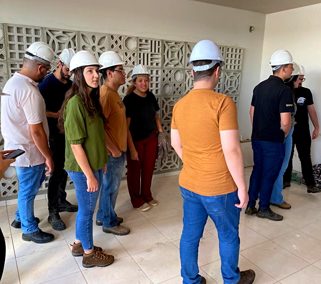 Alunos de Engenharia Civil da UEPG fazem vistoria nas obras inacabadas da Casa da Mulher Brasileira em Ponta Grossa, em programa de estímulo ao controle social desenvolvido pelo TCE-PR. Foto: Mauro Beghetto Penteado/TCE-PR