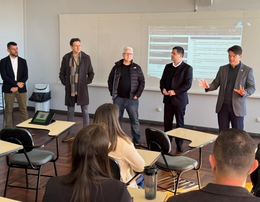 O presidente do Tribunal de Contas do Estado do Paraná (TCE-PR), conselheiro Ivens Linhares, acompanhado do procurador-geral do Ministério Público de Contas (MPC-PR), Gabriel Guy Léger; do coordenador-geral de Fiscalização da Corte, Rafael Ayres; e da equipe técnica do Programa de Avaliação de Contas Municipais de Governo (ProGov), durante oficina em Pato Branco, nesta terça-feira (10 de junho)