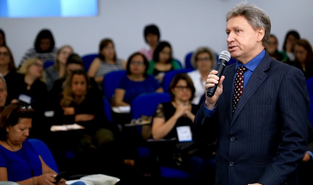 O coordenador-geral de Fiscalização, Mauro Munhoz, fala na abertura do Fórum de Controle Social realizado pelo TCE-PR em Londrina, em 24 de abril. Foto: Wagner Araújo/Divulgação TCE-PR