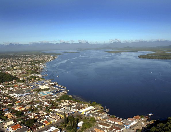 Vista parcial da sede urbana de Guaratuba, município do Litoral do Paraná. Foto: Arnaldo Alves/Agência de Notícias do Paraná - Divulgação