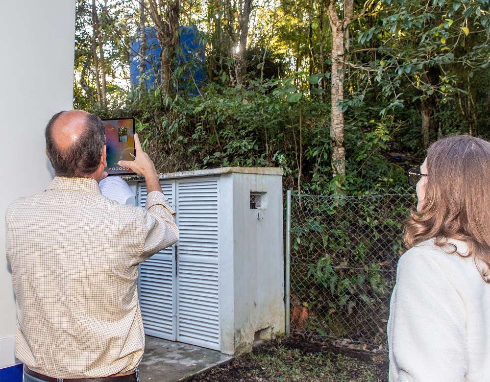 O auditor de controle externo Nagib Georges Fattouch, da Coordenadoria de Obras Públicas (COP) do Tribunal de Contas do Estado do Paraná (TCE-PR), durante fiscalização do projeto "Sede de Aprender" realizada no Município de Rio Branco do Sul nesta terça-feira (3 de junho)