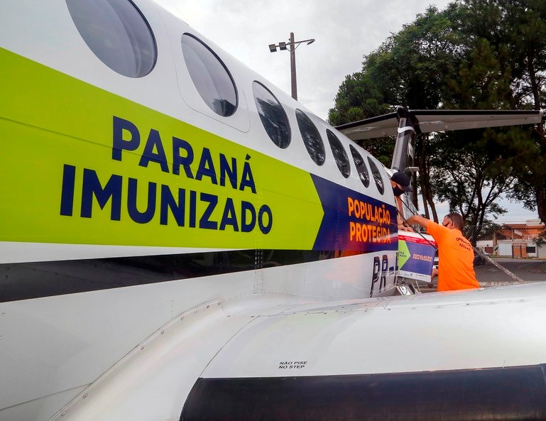 Transporte aéreo de vacinas para o programa de imunização dos paranaenses contra a Covid-19. Foto: Gilson Abreu/Agência Estadual de Notícias -Divulgação