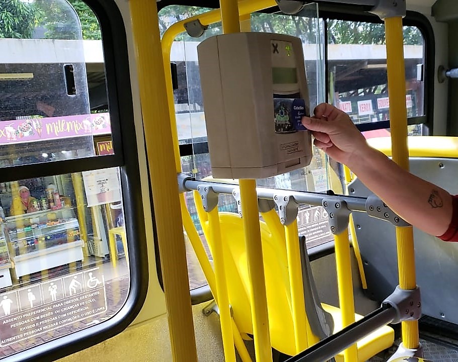 Bilhetagem eletrônica em ônibus do sistema de transporte coletivo de Foz do Iguaçu. Foto: Divulgação