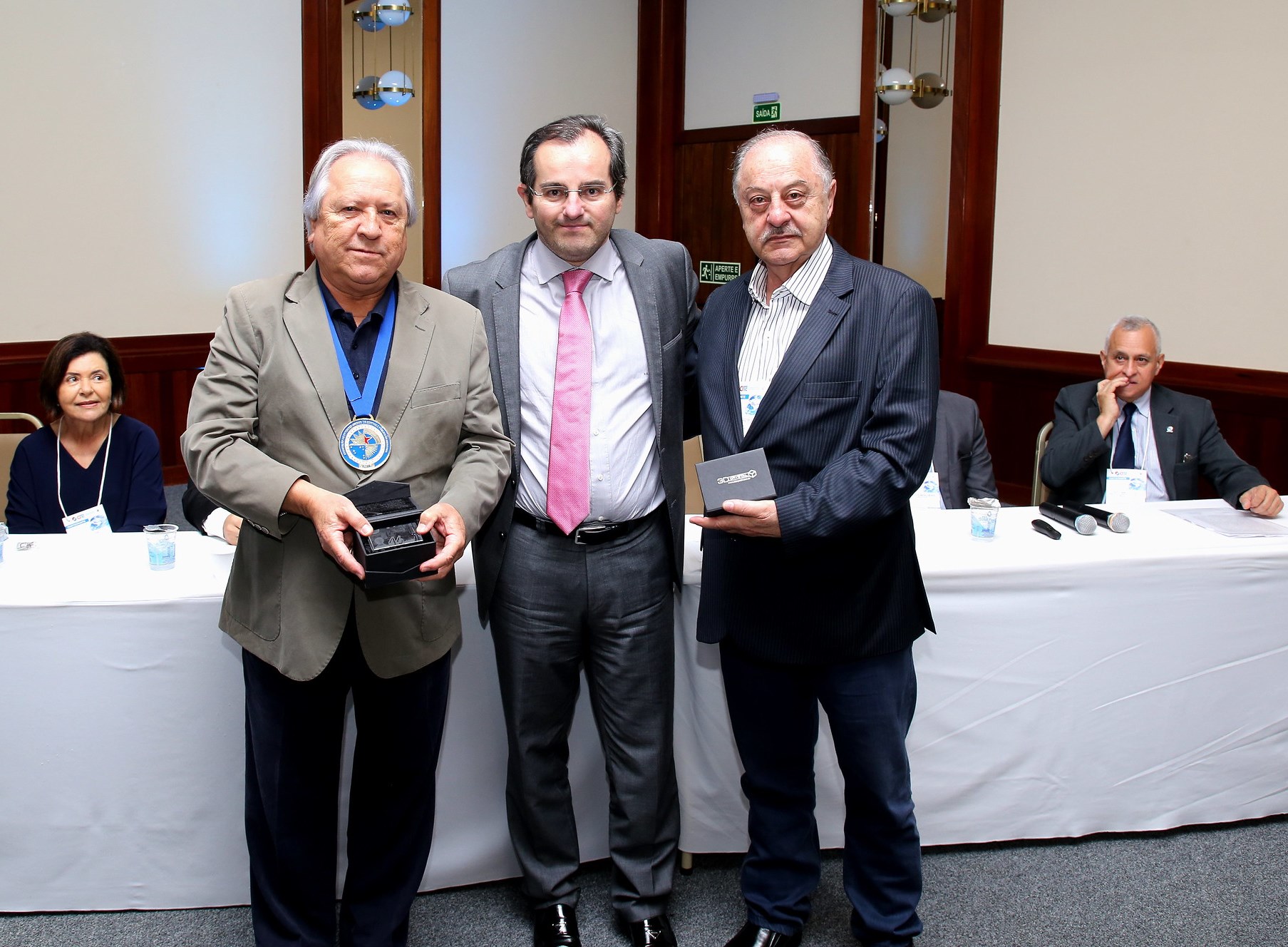O presidente do IRB, conselheiro Ivan Bonilha, entrega placas de homenagem aos conselheiros Nestor Baptista, atual presidente do TCE-PR, e Artagão de Mattos Leão, que recebeu a comenda em nome do conselheiro Durval Amaral, durante o 1º Congresso Internacional dos Tribunais de Contas. Foto: Wagner Araújo/Divulgação TCE-PR