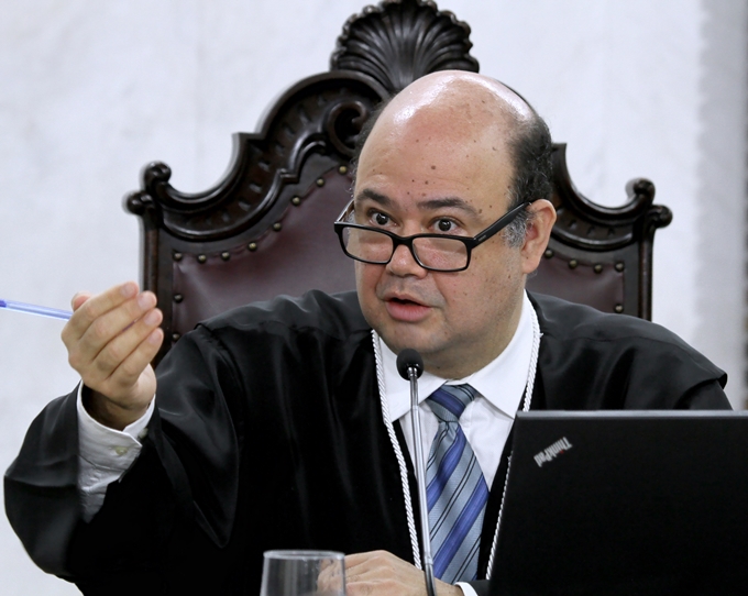 O conselheiro-substituto Sérgio Valadares Fonseca relata processo em sessão do Pleno do TCE-PR. Foto: Wagner Araújo/Divulgação TCE-PR