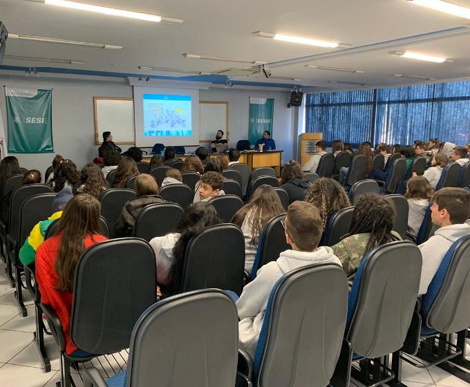Programa É da Sua Conta: servidores do TCE-PR ministram palestra sobre controle social a estudantes do Colégio do Serviço Social da Indústria (Sesi) de Cascavel. Foto: Divulgação/TCE-PR