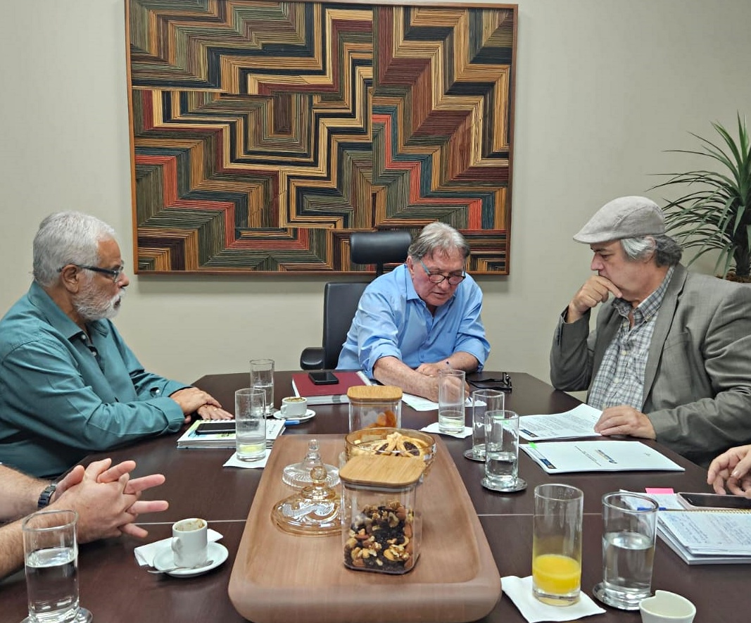 O conselheiro Maurício Requião, durante reunião com o conselheiro Antônio Joaquim, responsável pela fiscalização da Educação no TCE de Mato Grosso. Foto: Divulgação