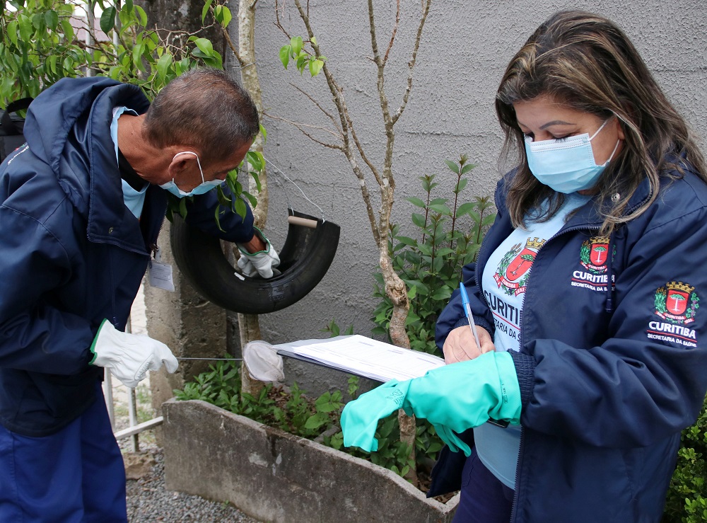 Agentes de combate a endemias no trabalho de controle do mosquito que transmite a dengue realizado em Curitiba. Foto: Prefeitura de Curitiba Foto: Lucilia Guimarães/Secretaria Municipal de Comunicação Social
