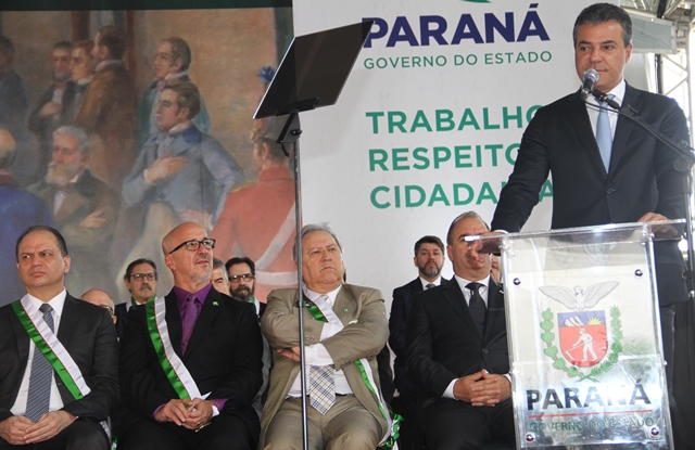 Conselheiros do TCE-PR Fernando Guimarães e Nestor Baptista recebem do governador Beto Richa a comenda da Ordem  Estadual do Pinheiro