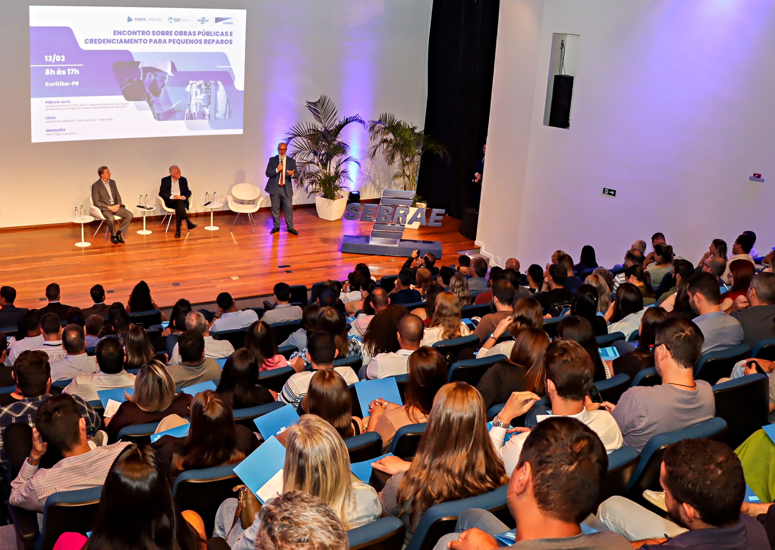 O presidente do TCE-PR, conselheiro Fernando Guimarães, na abertura do Encontro Sobre Obras Públicas e Credenciamento para Pequenos Reparos, realizado na sede do Sebrae-PR, em Curitiba. Foto: Fabiano Contador/TCE-PR