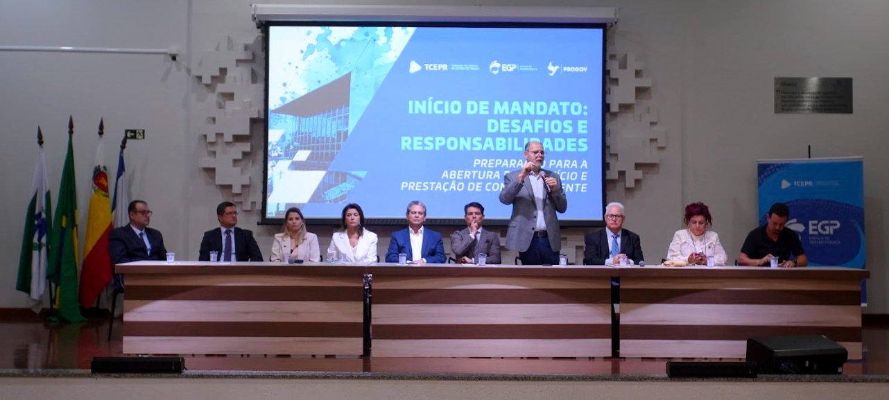 Mesa de abertura do evento de capacitação sobre o início de mandato dos prefeitos paranaenses, realizado em Maringá pelo Tribunal de Contas do Estado do Paraná (TCE-PR), nos dias 10 e 11 de abril. Foto: TCE-PR