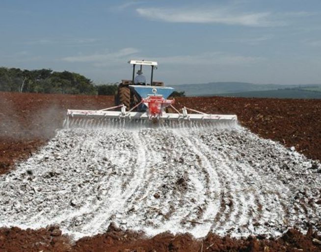 Adubação do solo com calcário agrícola. Foto: Divulgação