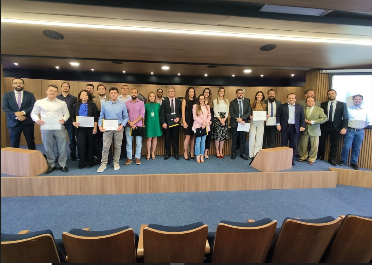 Parte dos servidores que receberam certificados de conclusão de MBAs realizados pelo TCE-PR em parceria com a FAE Business School. Foto: Edilson Peruceli/Divulgação TCE-PR