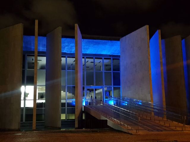 Fachada do prédio do TCE-PR iluminada na cor azul para celebrar o Dia Mundial do Autismo