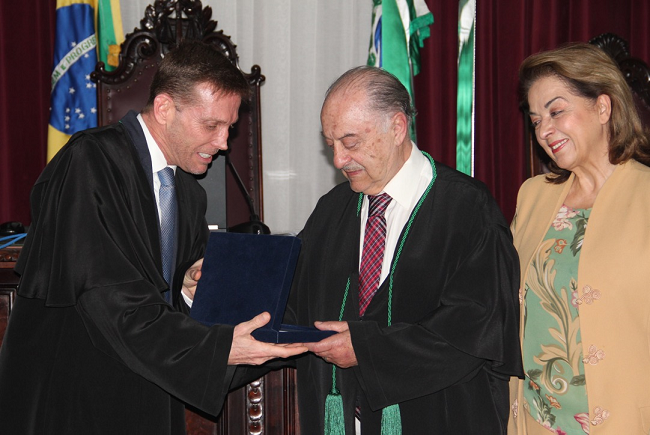 Conselheiro Artagão de Mattos Leão, recebeu, ao lado da esposa, homenagem do presidente na época, conselheiro Fábio Camargo, quando se aposentou em outubro do ano passado, ao completar 75 anos