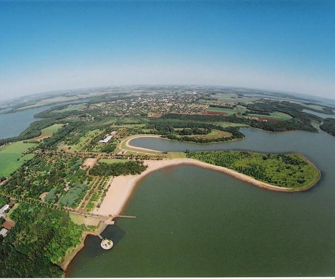 Vista aérea da sede urbana de Santa Helena, município do Oeste do Paraná banhado pelo lago da Hidrelétrica de Itaipu. Foto: Divulgação