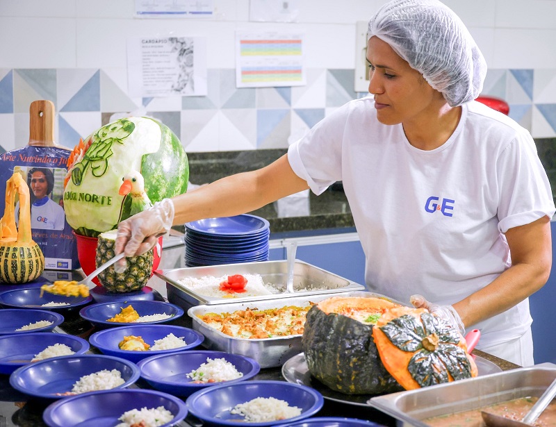 Merendeira prepara refeições servidas a estudantes de escolas públicas. Foto: Agência Brasília/Divulgação