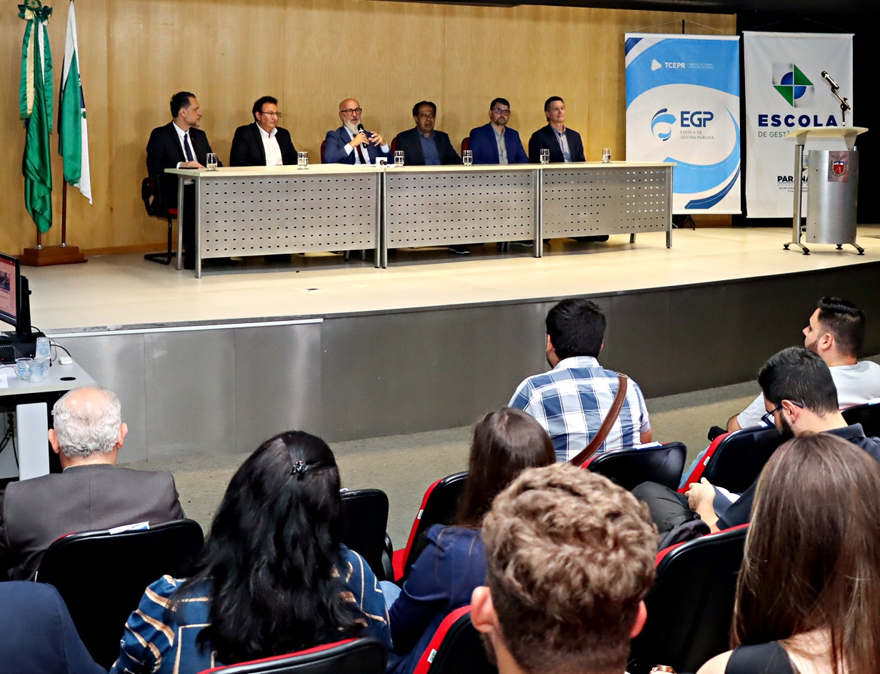 Solenidade de apresentação dos resultados do Projeto Ver a Cidade, que envolveu alunos de Engenharia Civil de universidades estaduais na fiscalização de obras públicas atrasadas ou paralisadas. Foto: Fabiano Contador/TCE-PR