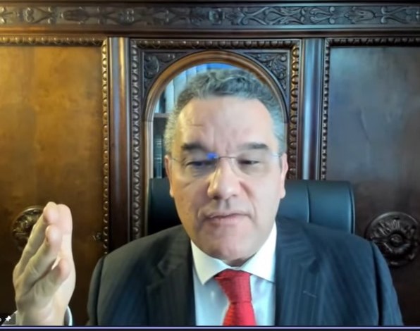 O coordenador-geral de Fiscalização do TCE-PR, Cláudio Henrique de Castro, em palestra sobre a suspensão da revisão anual da remuneração dos servidores públicos em face da Lei Complementar nº 173/20. Imagem: Reprodução/YouTube