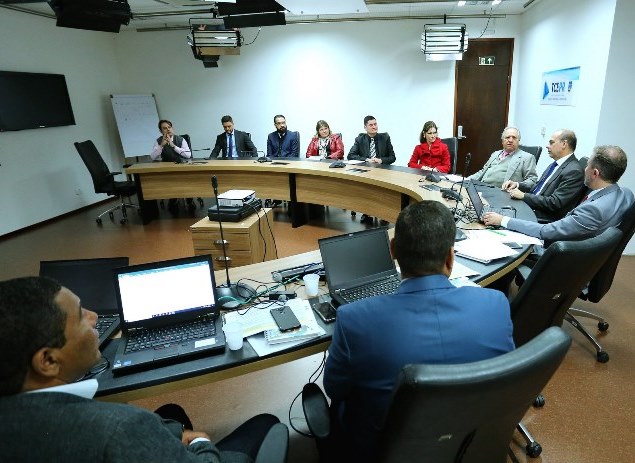 O presidente do TCE-PR, conselheiro Nestor Baptista, recebe a Comissão de Garantia da Qualidade da Associação dos Membros dos Tribunais de Contas do Brasil (Atricon). Foto: Wagner Araújo/Divulgação TCE-PR