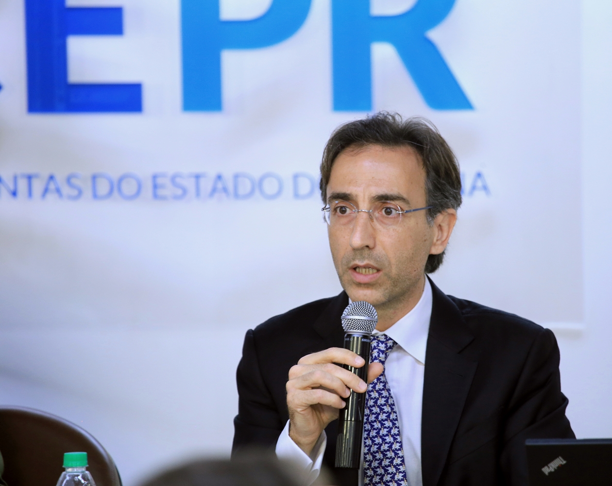 Cristiano Celone, professor da Universidade de Palermo, na Itália, participa de debate sobre o controle externo no Tribunal de Contas do Estado do Paraná. Foto: Wagner Araújo/Divulgação TCE-PR
