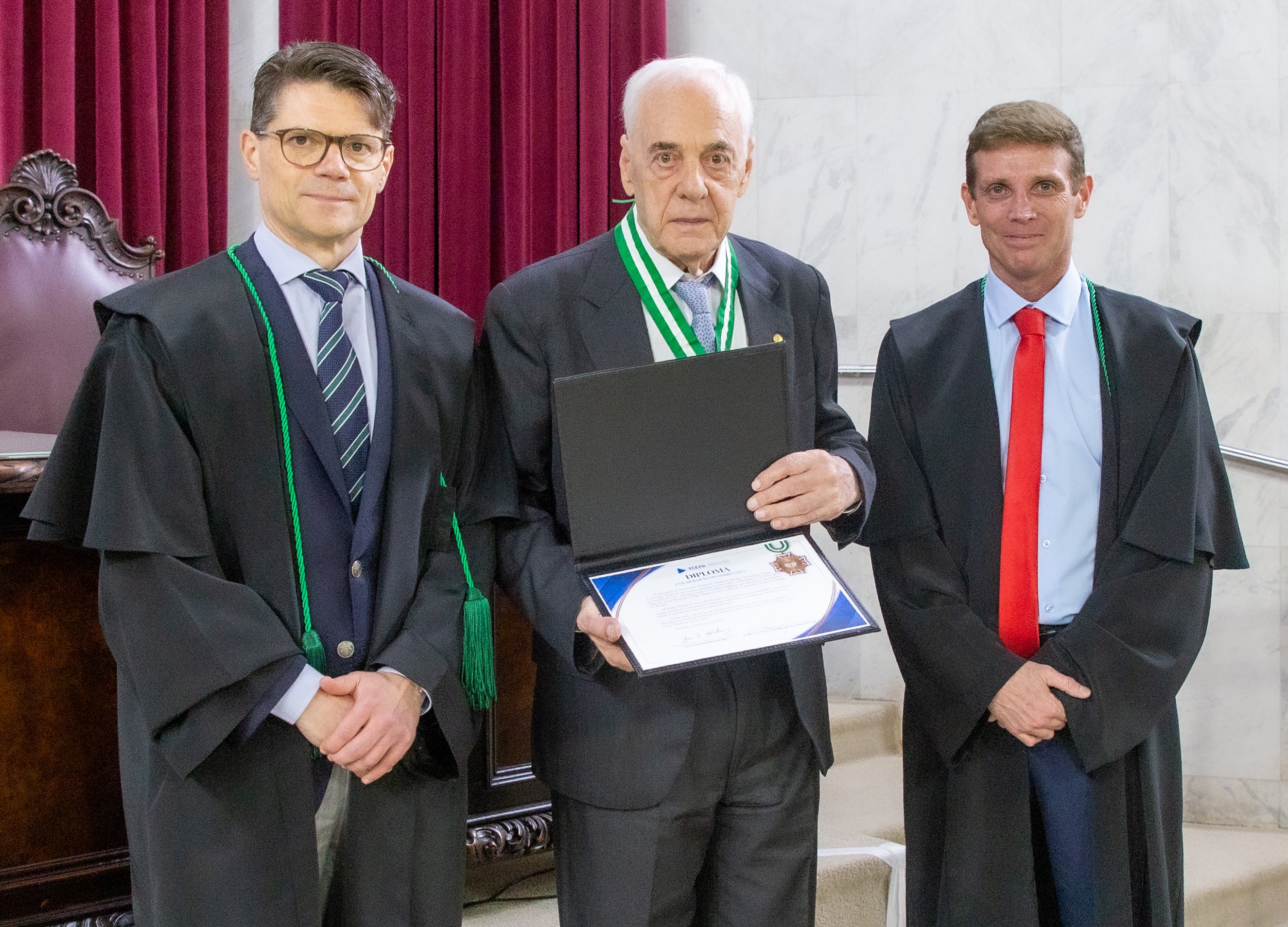 Os conselheiros Ivens Linhares e Fabio Camargo com o ex-ministro Reinhold Stephanes durante Sessão Solene do TCE-PR