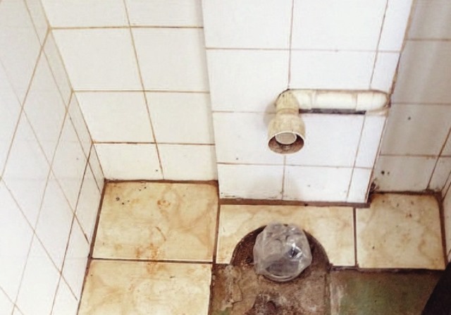 Foto feita pela equipe da Inspeção realizada pelo TCE-PR mostra banheiro que deveria receber um dos 90 vasos sanitários comprados pela Prefeitura de Clevelândia e que não foram entregues. Foto: Divulgação TCE-PR