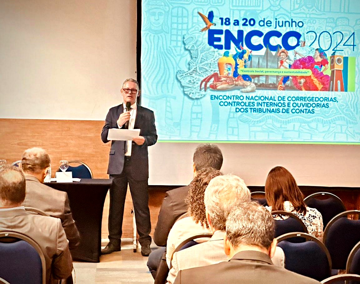O servidor do TCE-PR Luciano Calheiro Caldas conduz reunião técnicos de corregedorias durante o Encontro Nacional de Corregedorias, Controles Internos e Ouvidorias dos Tribunais de Contas (Encco 2024), realizado em Aracaju. Foto: Marcelo Lancia/TCE-PR