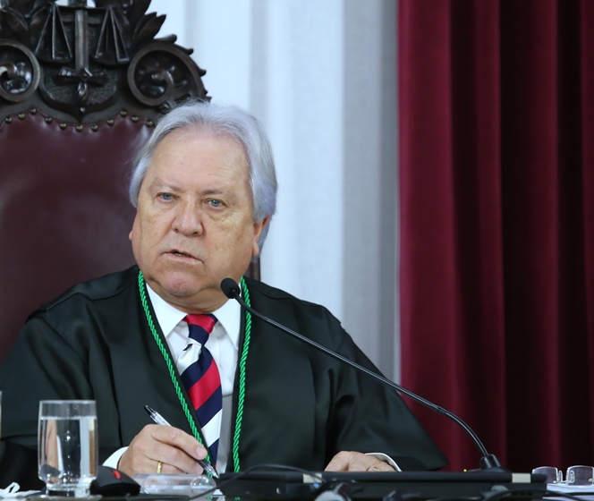 O conselheiro Nestor Baptista preside sessão do Tribunal Pleno do TCE-PR. Foto: Wagner Araújo/Divulgação TCE-PR