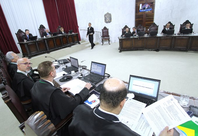 Sessão do Pleno do TCE-PR, presidida pelo conselheiro Durval Amaral. Foto: Wagner Araújo/Divulgação TCE-PR