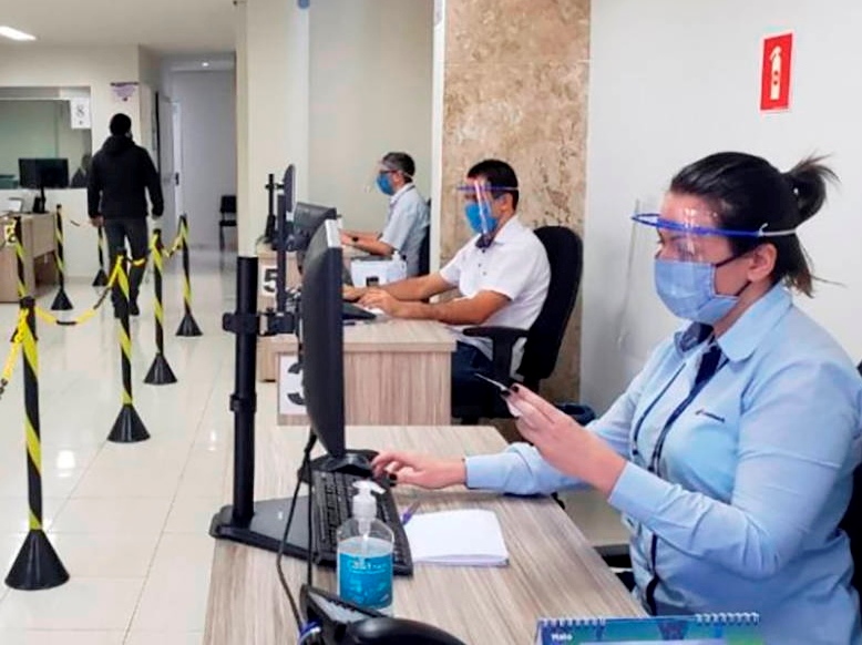 Atendimento em Central de Relacionamento da Companhia de Saneamento do Paraná (Sanepar), em Curitiba, durante a pandemia da Covid-19. Foto: Agência Estadual de Notícias/Divulgação