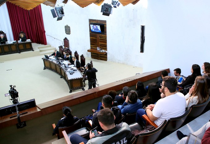 Em visita ao TCE-PR, alunos da Universidade Positivo, de Curitiba, assistem à sessão do Tribunal Pleno. Foto: Wagner Araújo/TCE-PR