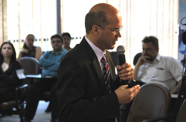 Gilvan Dantas, analista da STN e coordenador-geral de Contabilidade e Custos do Ministério da Fazenda, ministra palestra no auditório do TCE-PR. Foto: Kathy Pamela Michtal/Divulgação TCE-PR