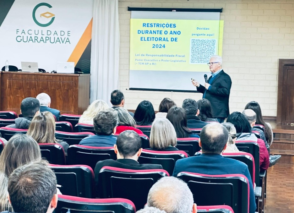 O procurador-geral do Ministério-Público de Contas (MPC-PR), Gabriel Guy Léger, ministra, em Guarapuava, o curso "Vedações em Período Eleitoral e Encerramento de Mandato".