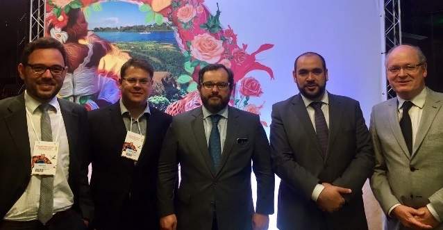 Da esquerda para a direita: o diretor da Coordenadoria de Execuções, Marcelo Lopes; o gerente administrativo da Coex, Ricardo Olivastro; o conselheiro Ivan Bonilha, presidente do TCE-PR; o diretor da Escola de Gestão Pública, Rodrigo Damasceno; e o diretor de Comunicação Social , Nilson Pohl. Foto: Divulgação/TCE-PR