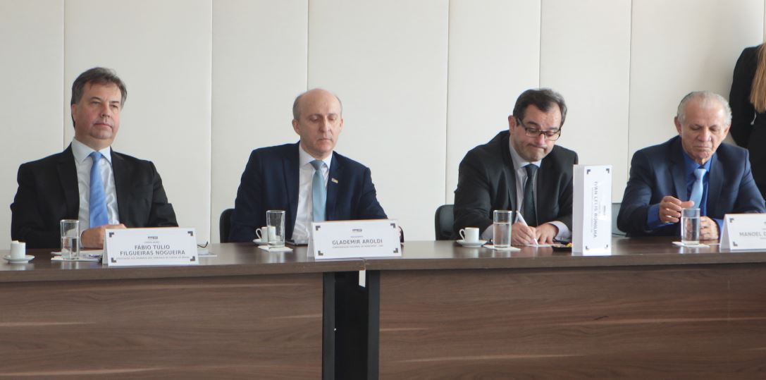 Encontro realizado no CNJ, em Brasília, com a participação dos Tribunais de Contas da União e dos Estados e do IRB, para elaboração de diagnóstico de obras paralisadas no Brasil