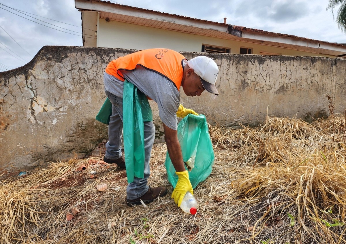 Agente de combate à dengue faz limpeza em terreno na cidade de Assaí, Norte do Paraná