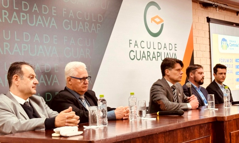 Mesa de abertura do Fórum de Controle Social, realizado pelo TCE-PR em Guarapuava, em 25 de setembro. Foto: Marcelo Lancia/TCE-PR