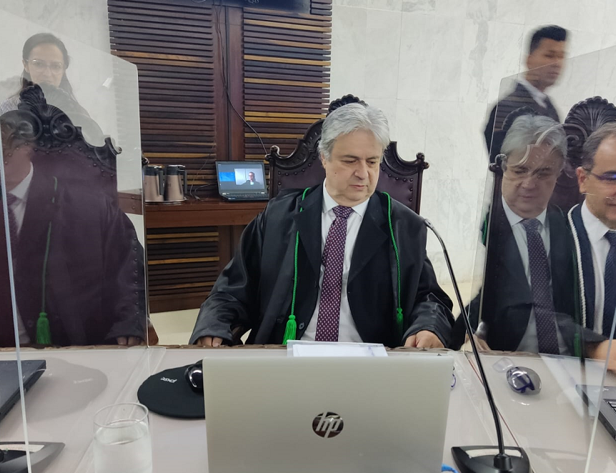 Conselheiro Maurício Requião, em Sessão do Tribunal Pleno, ao lado do conselheiro substituto Thiago Barbosa Cordeiro. Foto: Edilson Perucelli/DCS