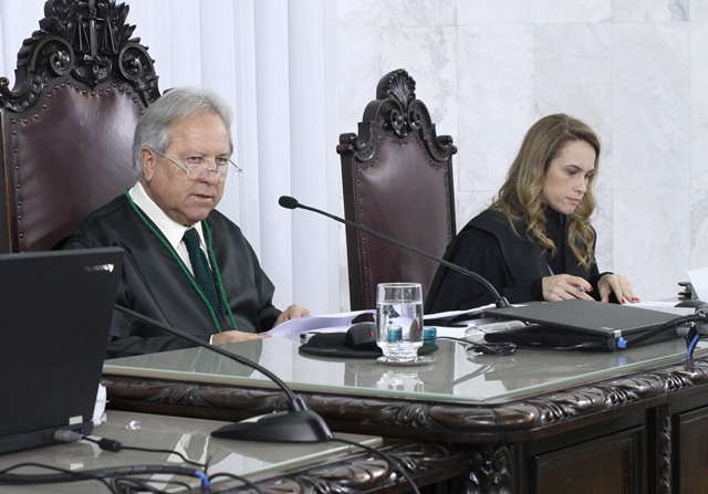 Conselheiro Nestor Baptista, presidente da Segunda Câmara, e a secretária do colegiado, Maria Augusta de Oliveira Franco