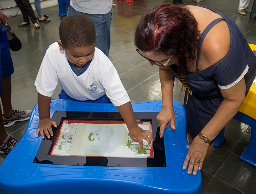 Mesa interativa digital utilizada no ensino de crianças em escola pública do Município de Praia Grande (SP). Foto: Prefeitura de Praia Grande/Divulgação