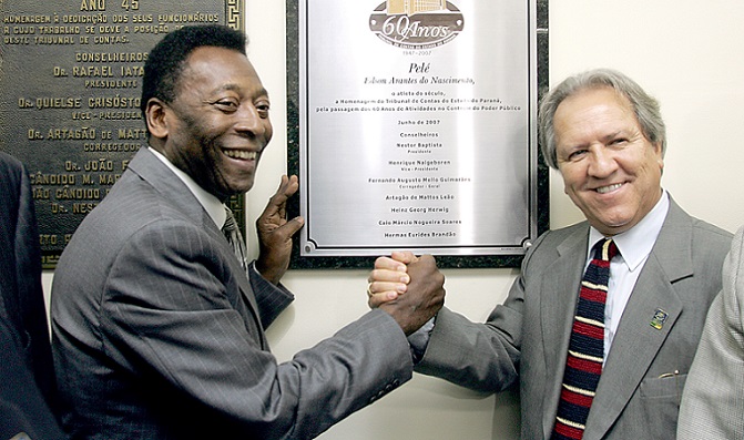 Ao lado do conselheiro Nestor Baptista, então presidente, Pelé descerra placa em sua homenagem, na sua primeira visita ao TCE-PR, em 19 de junho de 2007. Foto: Júlio Cesár de Souza/Divulgação TCE-PR