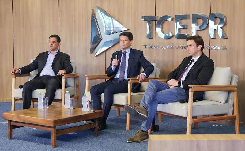 O presidente, conselheiro Ivens Linhares (ao centro); o coordenador-geral de Fiscalização, Rafael Ayres (à esquerda); e o coordenador do Programa de Avaliação de Contas Municipais de Governo, Eduardo Schnorr, na bertura da capacitação de secretários municipais de Saúde, Educação e Assistência Social para a Prestação de Contas Anual (PCAs), de acordo com as regras do ProGov. Foto: Mauro Beghetto Penteado/TCE-PR