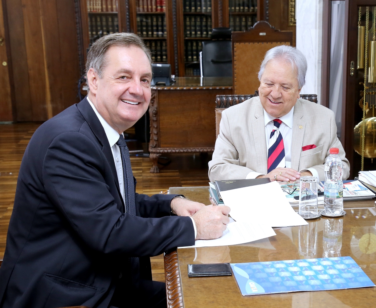 O presidente do TCE-PR, conselheiro Nestor Baptista; e o gerente-geral da Agência Governo da Caixa Econômica Federal, Sérgio Fernando Protz durante assinatura de Termo de Cooperação Técnica entre os dois órgãos. Foto: Wagner Araújo/Divulgação TCE-PR