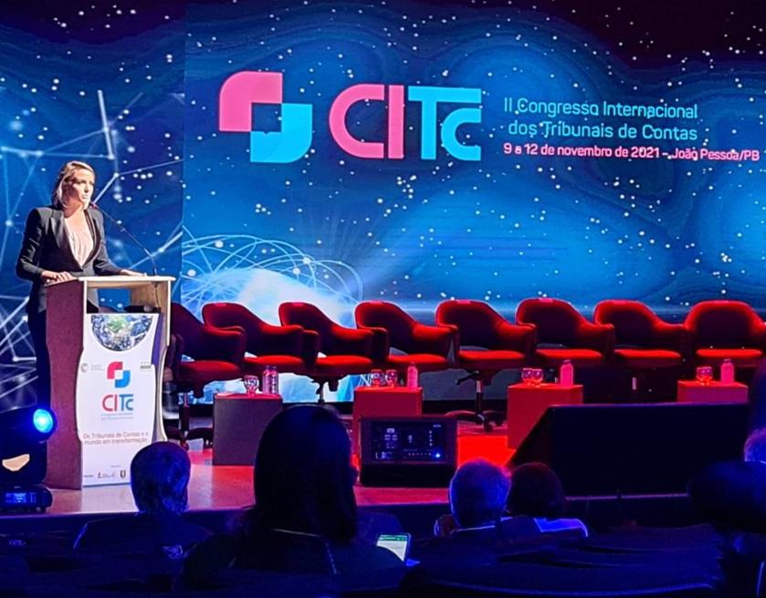 A servidora do TCE-PR Caroline Pedroso atua como mestre de cerimônias no 2º Congresso Internacional dos Tribunais de Contas (CITC). Foto: Divulgação