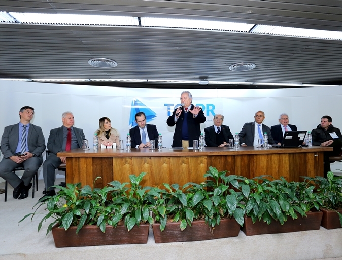 O presidente do TCE-PR, conselheiro Nestor Baptista, dá as boas-vindas aos participantes do 5º Fórum Nacional de Auditoria, promovido pelo Instituto Rui Barbosa (IRB). Foto: Wagner Araújo/Divulgação TCE-PR