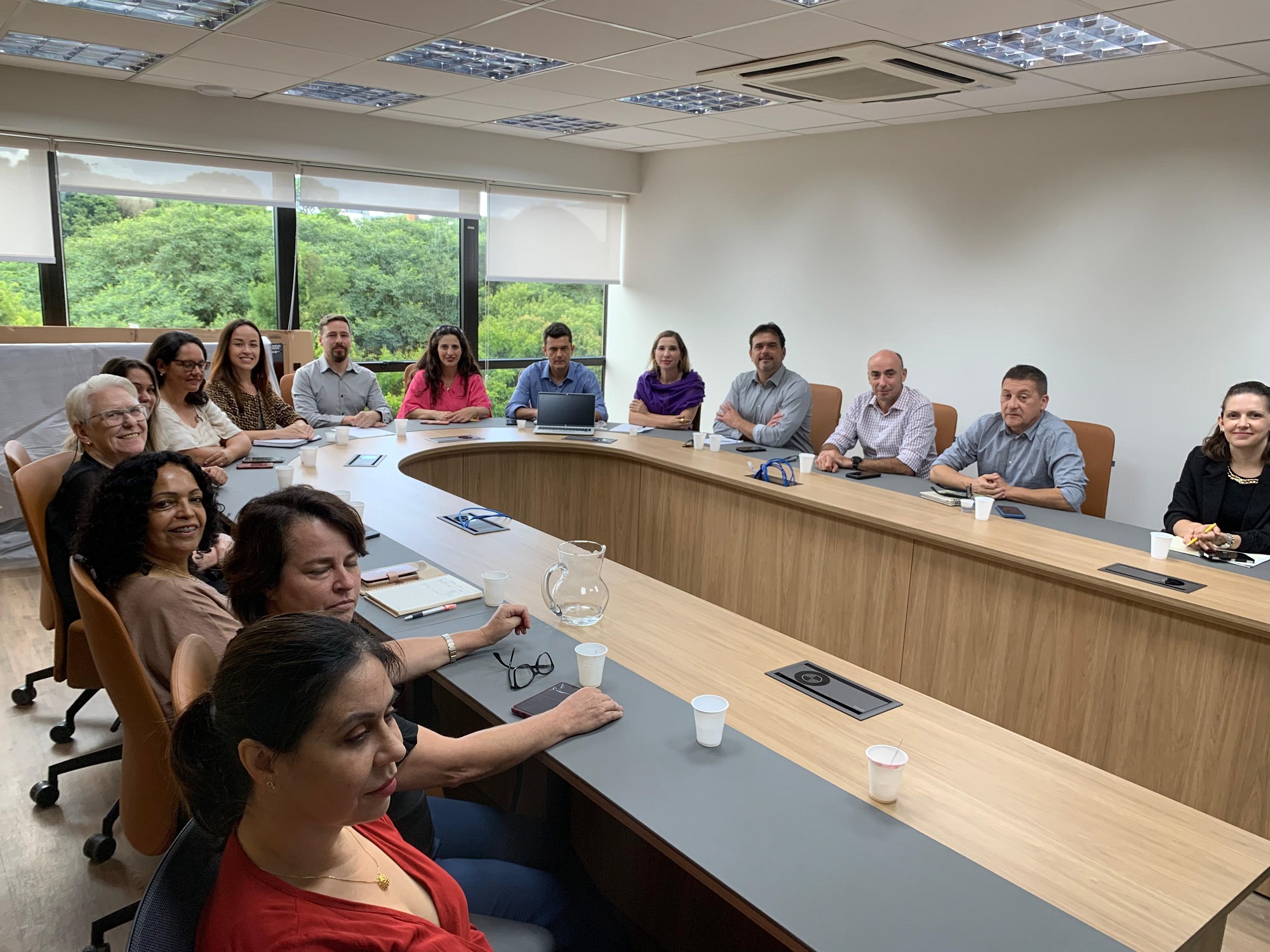 Representantes conselhos municipais são recebidos na sede do Tribunal de Contas do Paraná, em Curitiba, pela equipe da Coordenadoria de Atendimento ao Jurisdicionado e Controle Social (CACS) do TCE-PR.