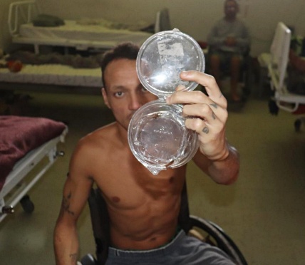 Detento mostra aranha em cela do Complexo Médico Penal de Pinhais, mantido pelo Departamento de Polícia Penal (Deppen) da Secretaria de Estado da Segurança Pública (Sesp-PR). Foto: TCE-PR